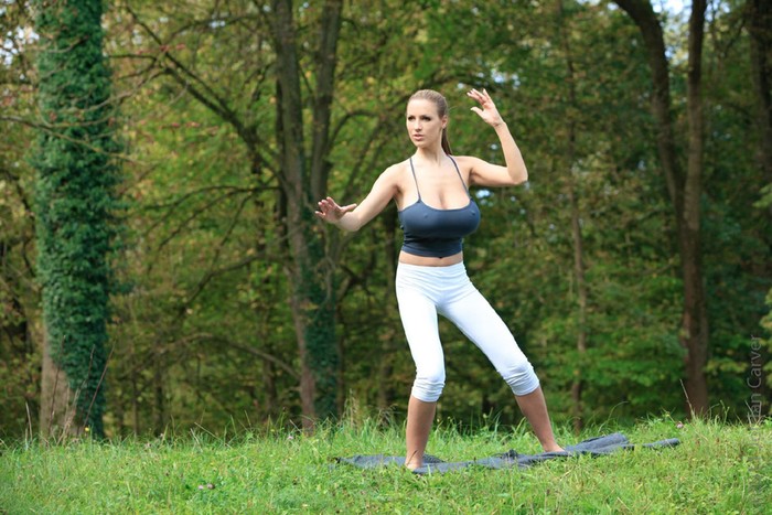 Siêu mẫu Ý Jordan Carver tập Yoga trong vườn nhà.